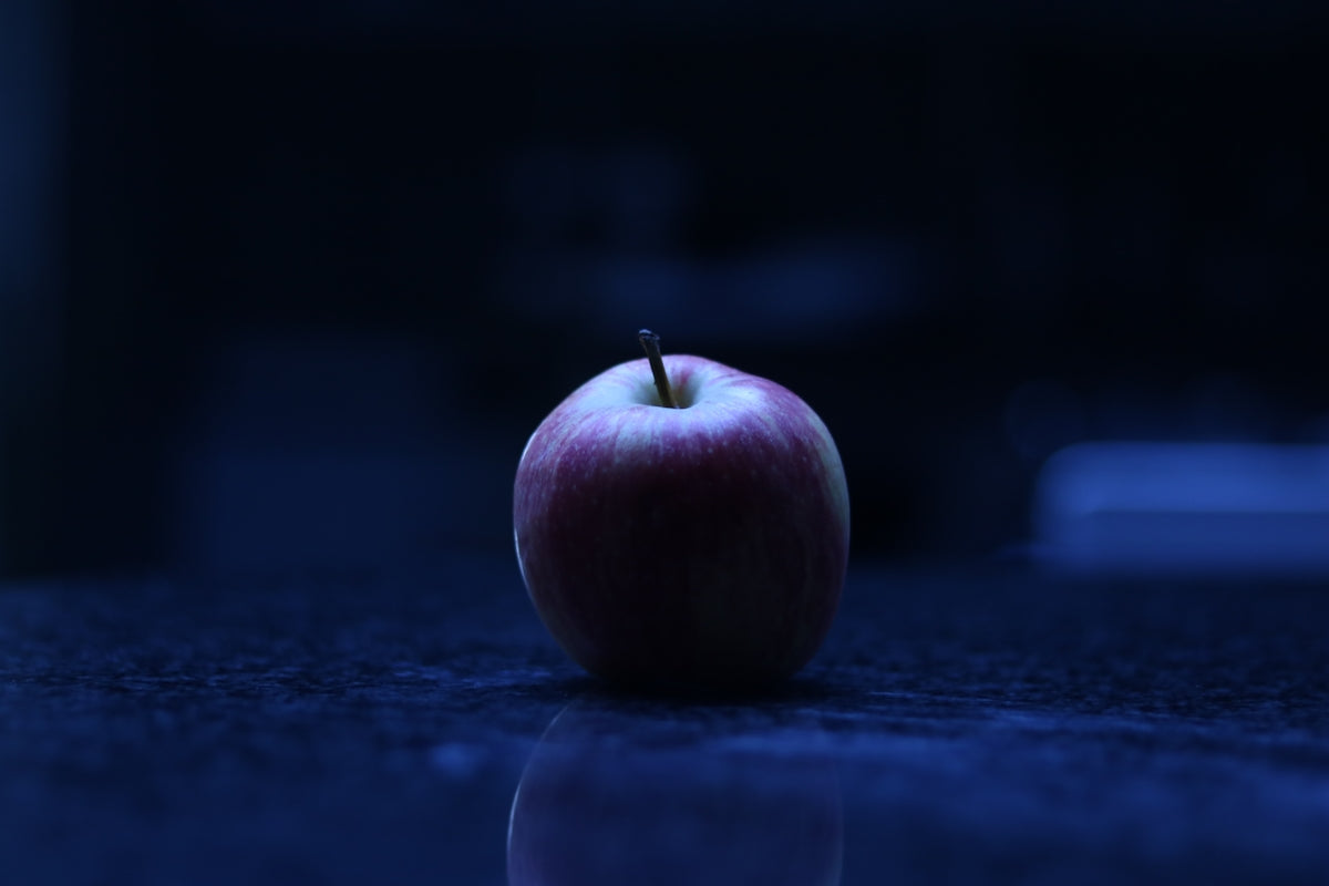 a close-up of a apple