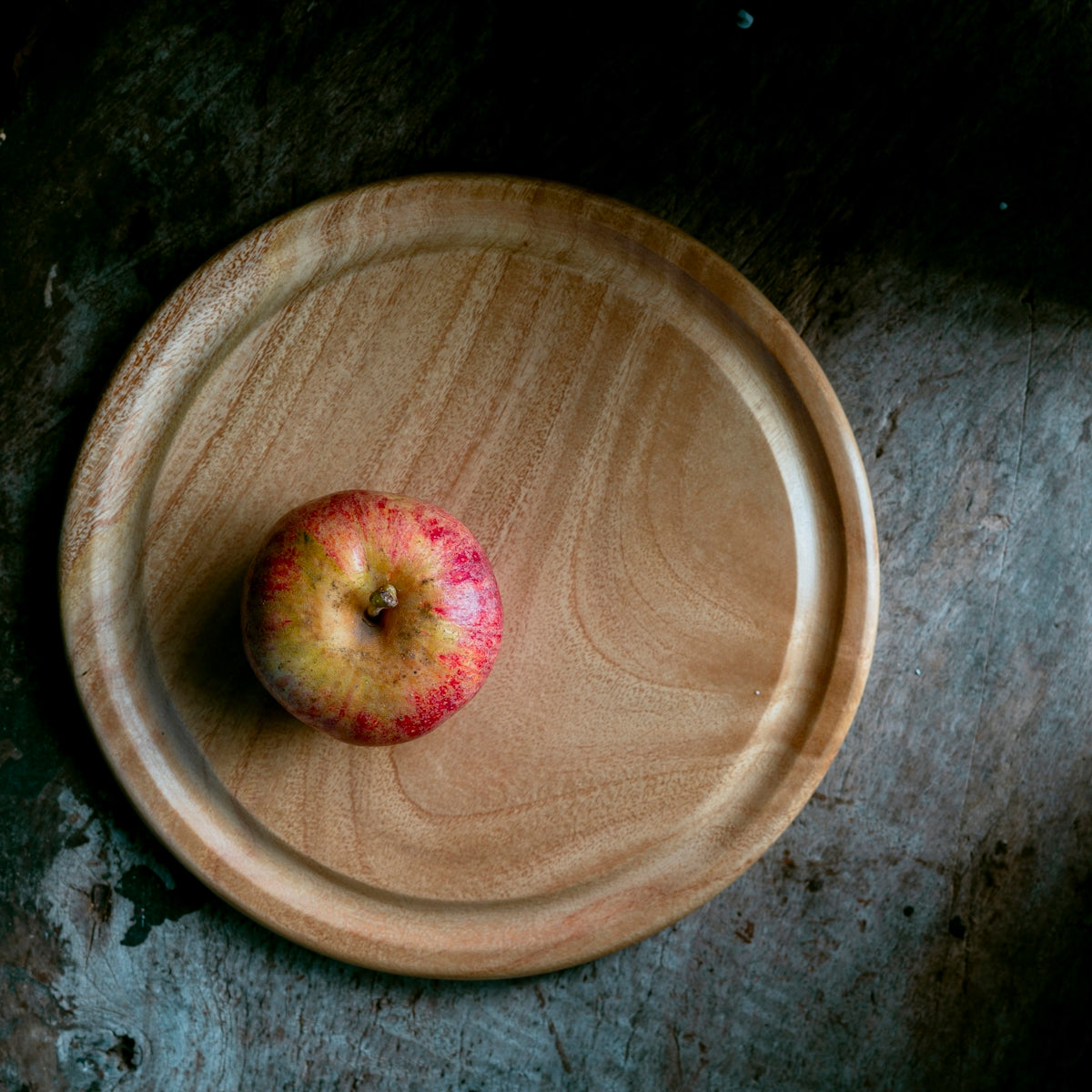 a red apple in a bowl