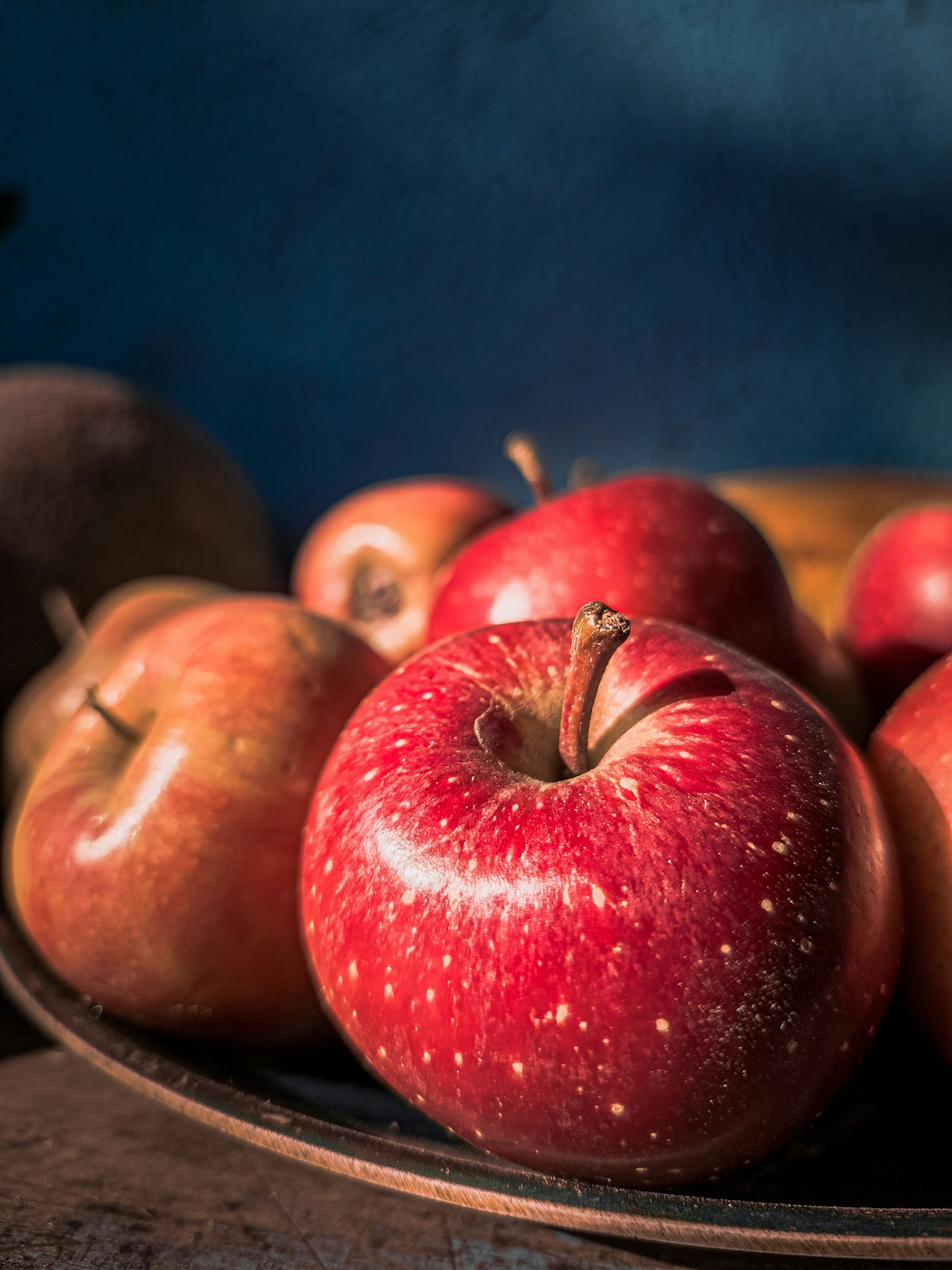 a close up of a plate of apples