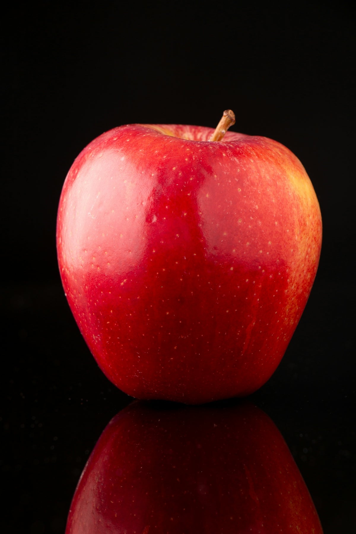 A red apple sitting on top of a table